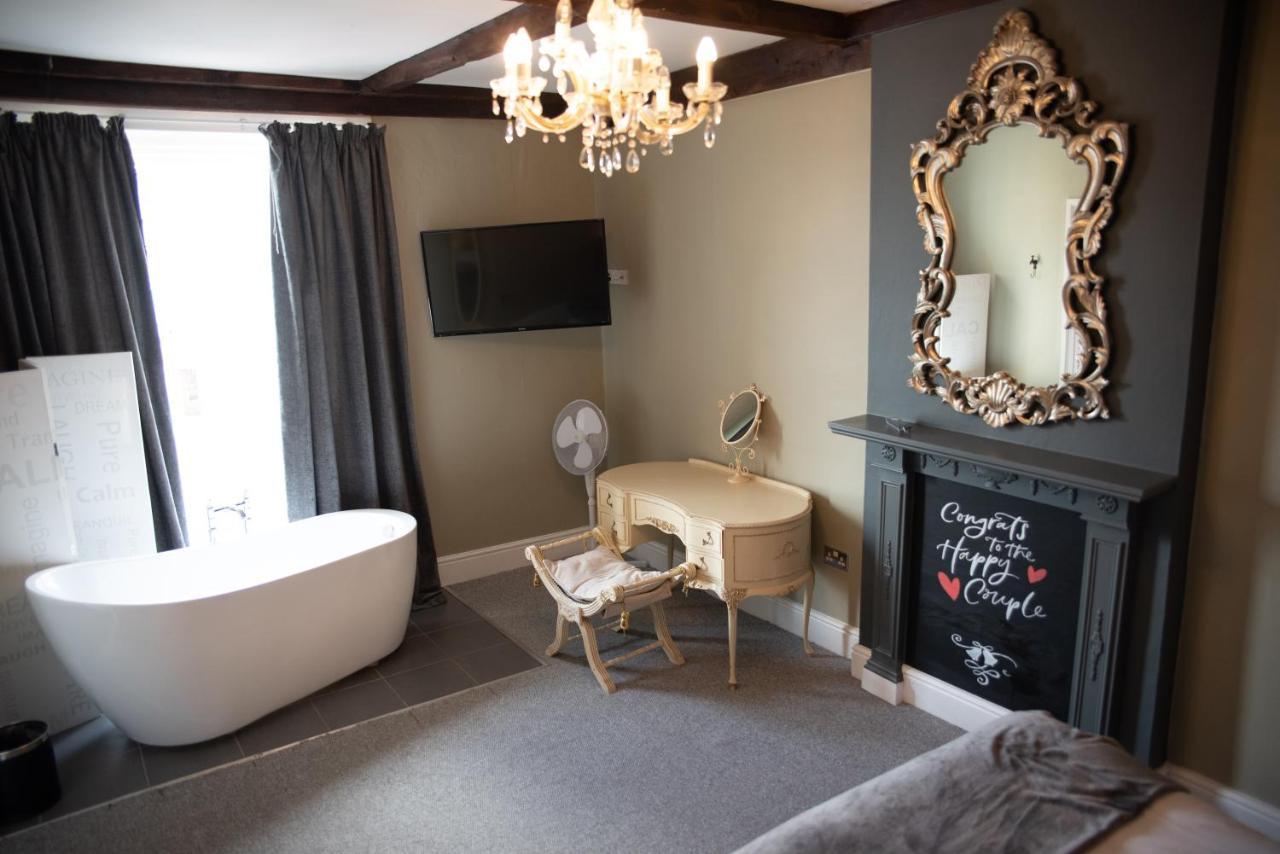 The Oak House Hotel Axbridge Luaran gambar The bathroom at The Old Post Office