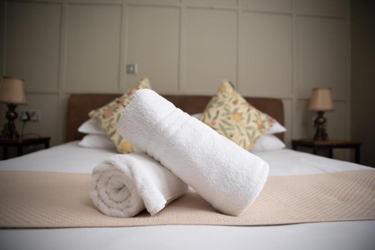 The Oak House Hotel Axbridge Luaran gambar Bath towels on a bed