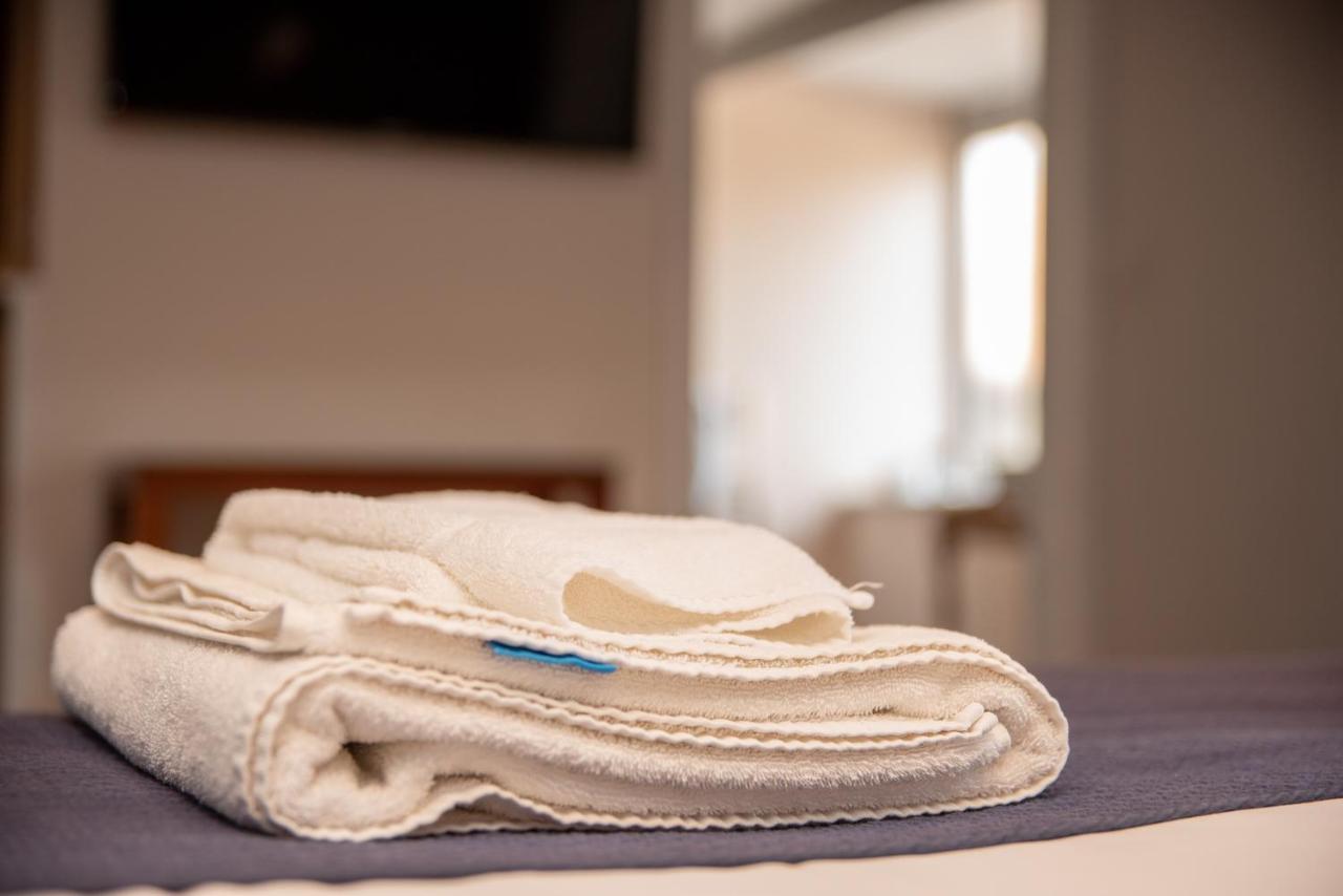 The Oak House Hotel Axbridge Luaran gambar A folded bath sheet