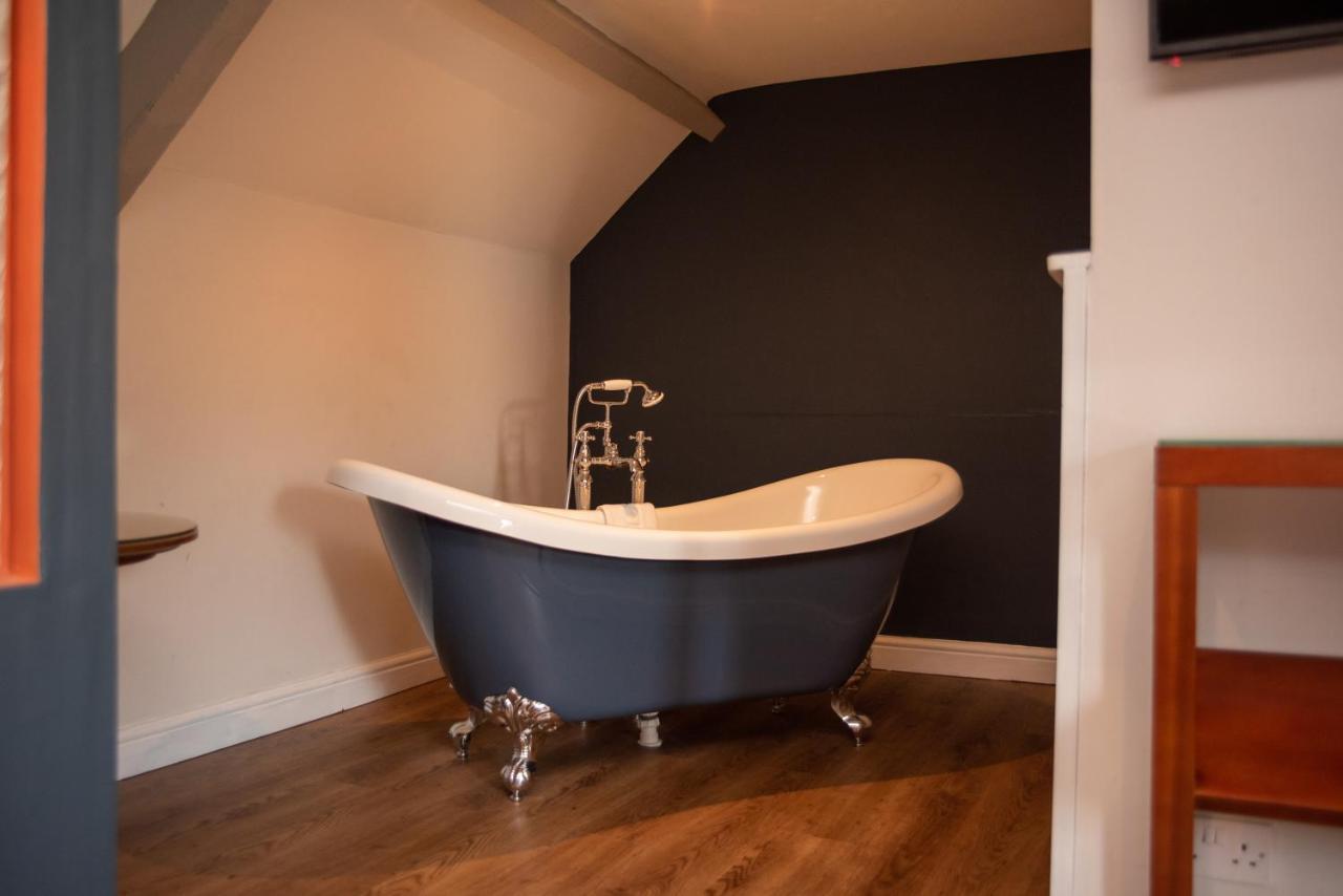 The Oak House Hotel Axbridge Luaran gambar A freestanding bathtub