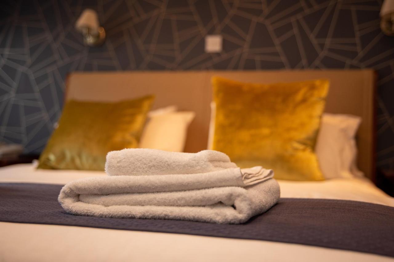 The Oak House Hotel Axbridge Luaran gambar Towels on a bed