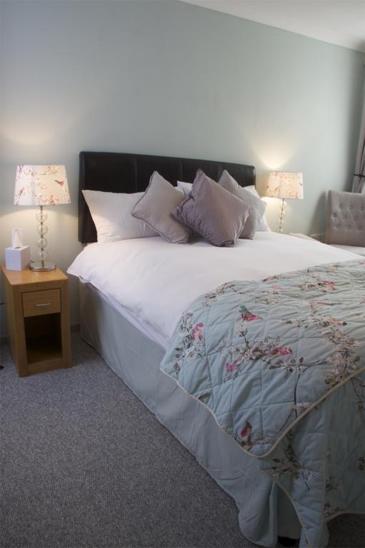 The Oak House Hotel Axbridge Luaran gambar A bed with a bed frame