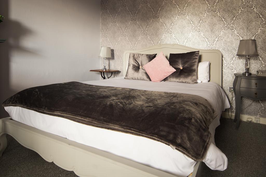 The Oak House Hotel Axbridge Luaran gambar A mink throw