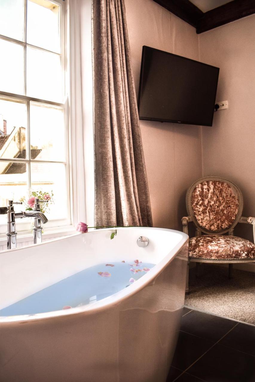 The Oak House Hotel Axbridge Luaran gambar A bathroom at The Swan